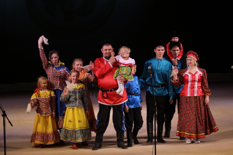 Многодетная семья Селетковых из г.Орска стала победителем в номинации «Мы – патриоты России» конкурса «Успешная семья Приволжья»